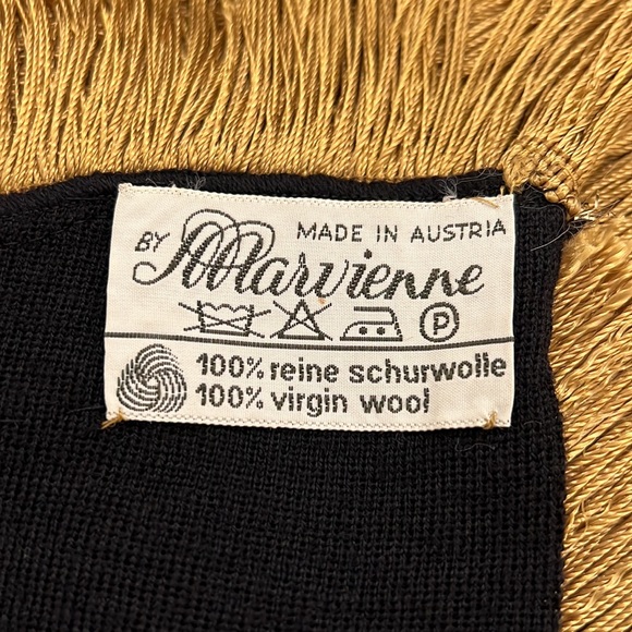 Vintage Austrian Black & Gold Shawl with Pattern and Fringe 100% virgin wool - Picture 10 of 16